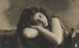 Chica reclinada de French Photographer